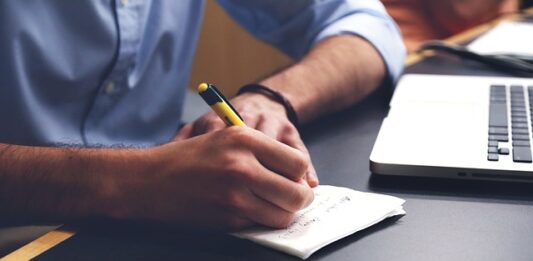 Czego nie można robić przed komputerem?