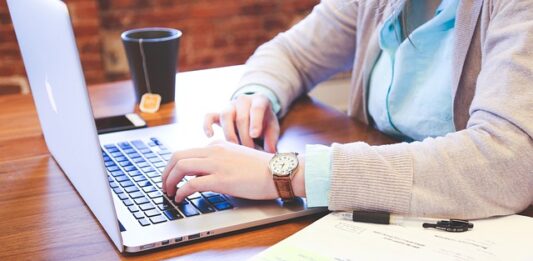 Czy pracownik musi uzasadnić pracę zdalną?