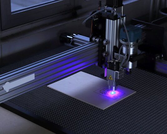 Laserowe cięcie blach – profesjonalna usługa UnamGroup Cięcie blach stalowych laserem